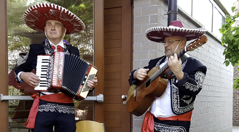 Mexicaanse zanger met een gitaar en vrolijk zingend