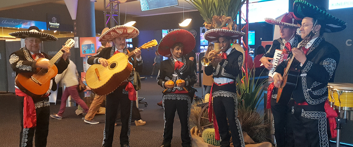 Mexicaanse band met Die Typische met Borduursel Versierde Sombrero